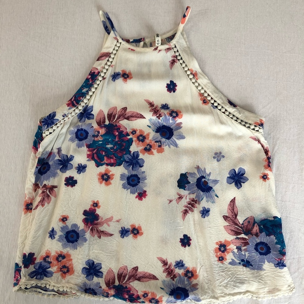Cute white flower top!